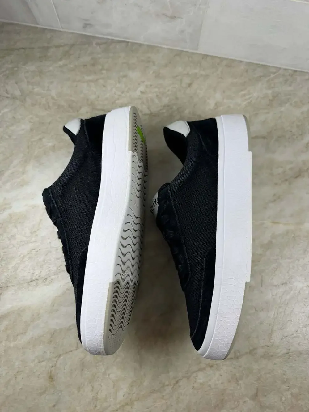 Kizik Prague Hands-Free Canvas Sneakers Black Men’s 6.5 Women’s 8